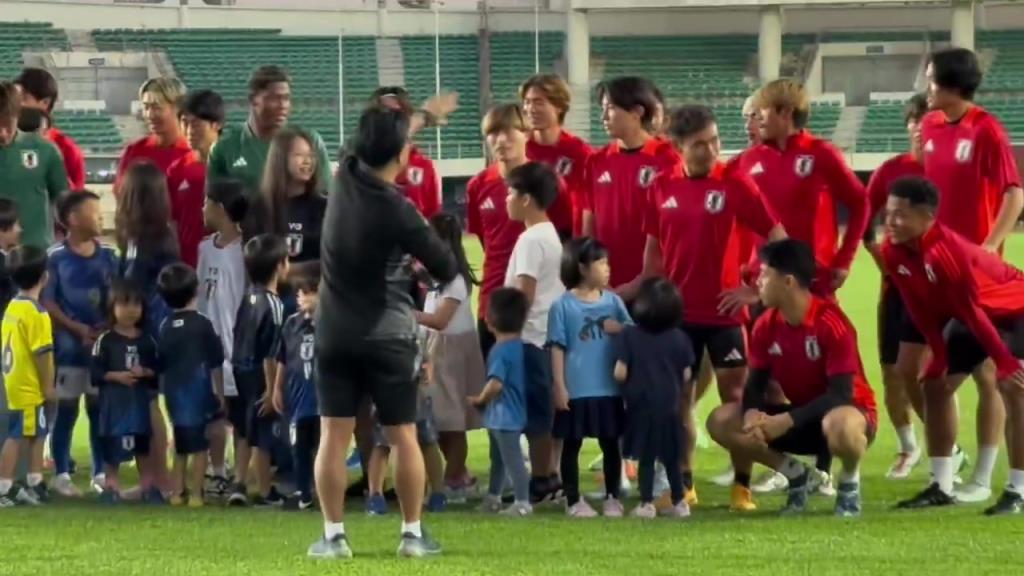 日本全隊和居住在廈門的日本孩子們合影留念